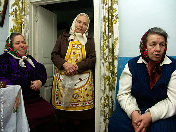 Mutyn village, Krolevets region, Ukraine. Women folk choir. Recording session from March the 4th 2007