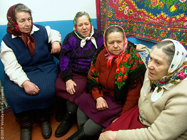Mutyn village, Krolevets region, Ukraine. Women folk choir. Recording session from March the 4th 2007